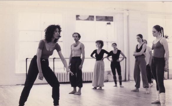 Photo prise à LADMMI, circa 1985 : Linda Rabin enseigne. On voit Daniel Soulières dans le groupe (photographe inconnu)